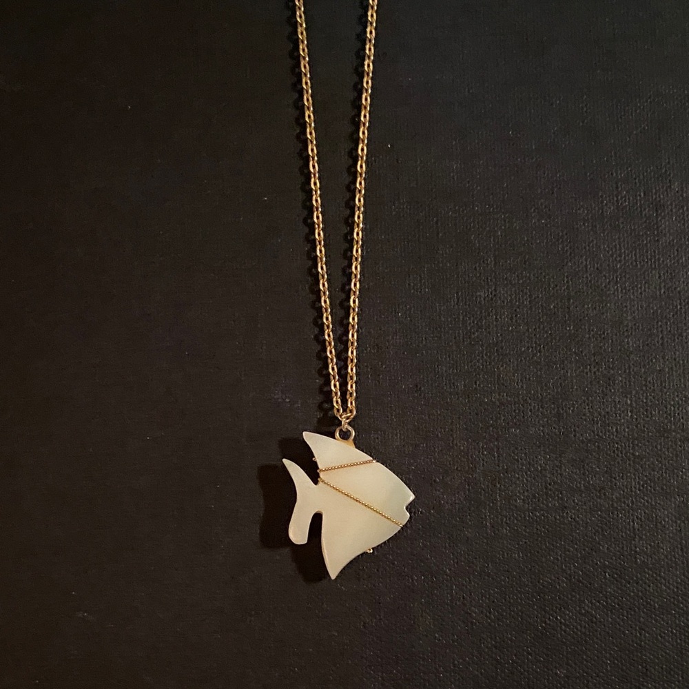 Vintage 70s 1970s gold Chain Angel Fish Mother of Pearl Pendant necklace shiny - Picture 2 of 3